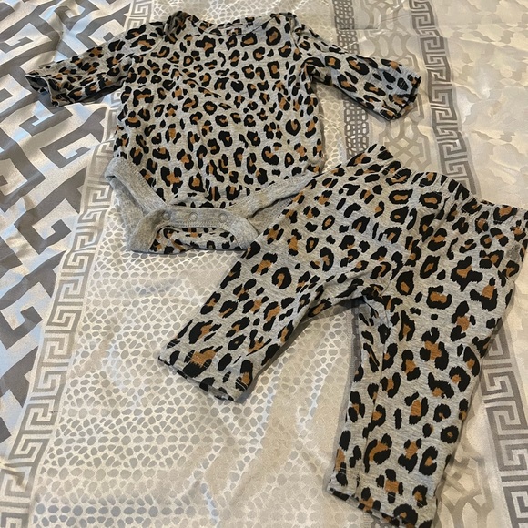 Baby Gap 0-3 month leopard shirt and top - Picture 2 of 2